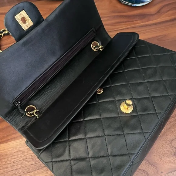 Chanel medium classic flap in lambskin - Picture 7 of 15